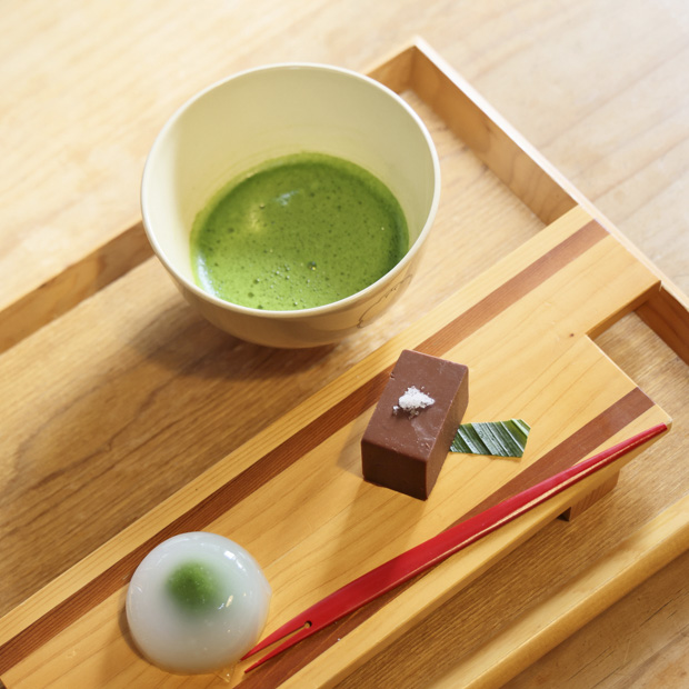 【葉山】御用邸そばの静かな時間。茶釜の湯で点てるお抹茶と和菓子「葉山茶寮 六花」