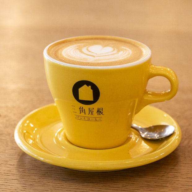 【葉山】三種の豆から淹れるカフェラテを「三角屋根 パンとコーヒー」で