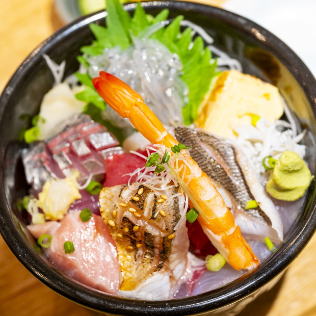 【葉山】地魚10品以上の豪華「おまかせ海鮮丼」佐島 成一食堂が守る伝統の味
