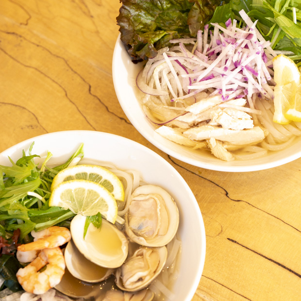 【葉山】新潟のブランド米で作る "和のフォー”。海を望む「SANDBAR」の名物麺